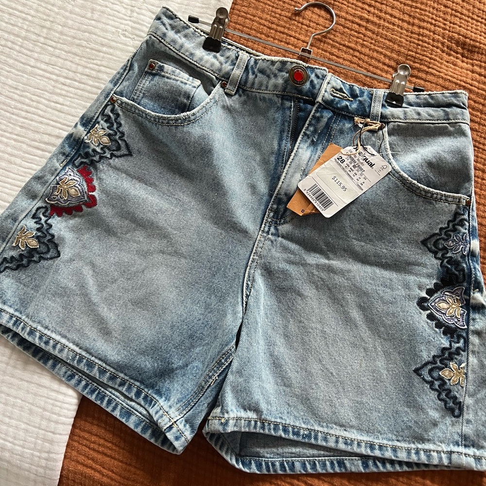NWT Desigual High Rise Embroidered Mom Jean Shorts Size 28